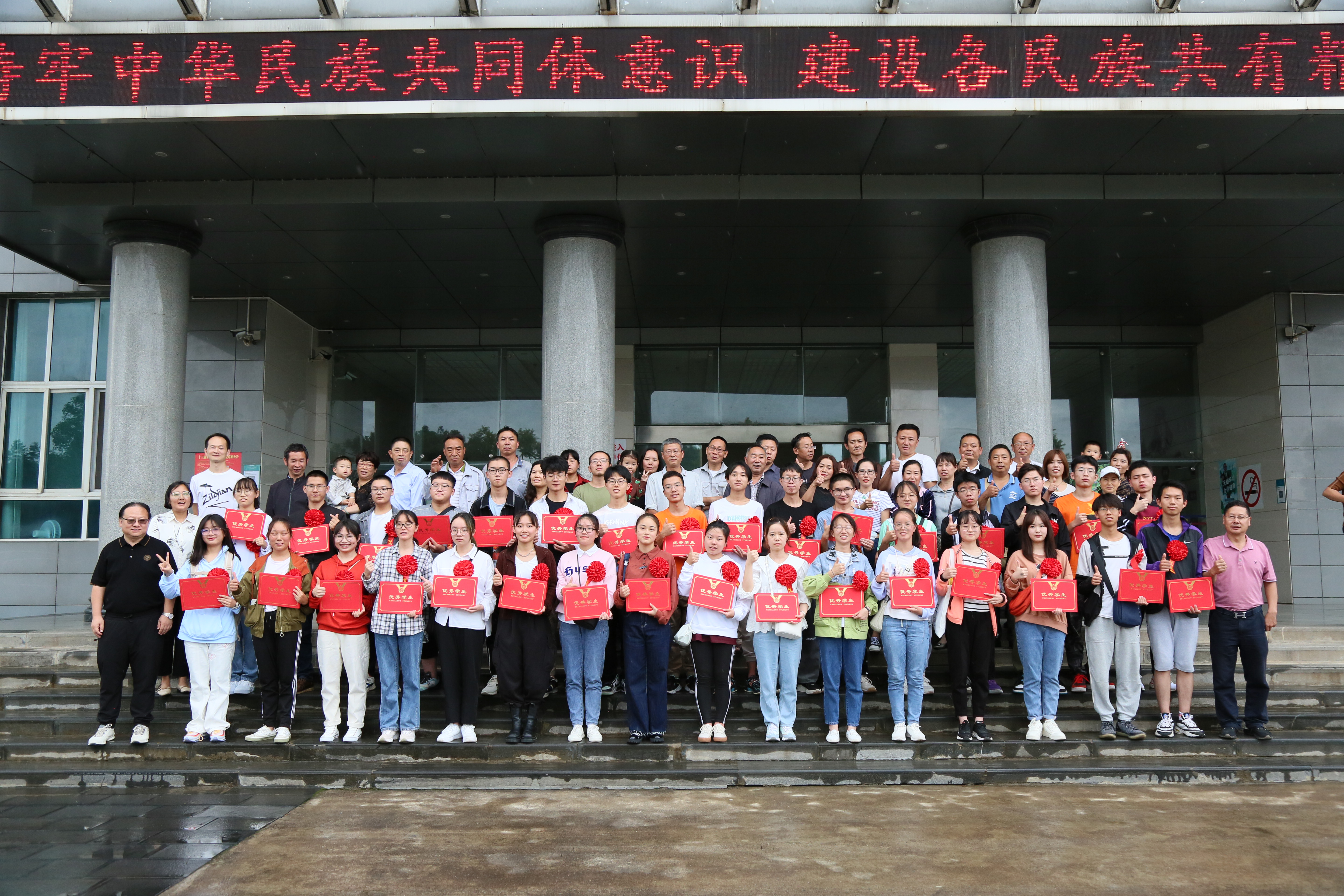 【我為群眾辦實事】&mdash;&mdash;金秋獎學(xué) 情系職工 羅平鋅電獎勵秋季升學(xué)考試成績優(yōu)秀職工子女